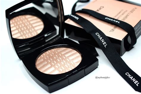 PLISSÉ LUMIÈRE DE CHANEL Illuminating Powder 